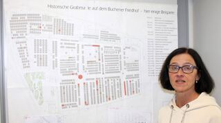 Standesbeamtin Elisabeth Repp vor einem Plan des Buchener Friedhofs. In nächster Zeit soll die Verwaltung der Gräber zunehmend digitalisiert werden.