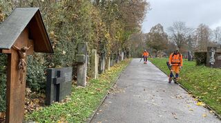 Künstlerisch wertvolle Grabdenkmäler von aufgelösten Gräbern hat die Stadt am Rande des Friedhofs aufstellen lassen. Der Trend bei Bestattungen geht zu Urnengräbern ohne Grabstein.