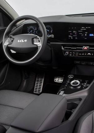 Gut sortiert sind die Schalter am Lenkrad und in der Mittelkonsole.