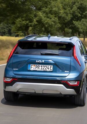 Für den Unterfahrschutz wandert das Nummernschild auf die Heckklappe.