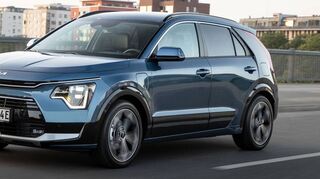 Ausladend und robust gestaltet präsentiert sich der Frontstoßfänger. Charakteristisch ist das Tagfahrlicht in Form einer „Herzschlagkurve“.