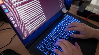 Straftaten im Netz werden von den Experten der Polizei beim Bund und in den Ländern konsequent verfolgt. Die Behörden setzen hier modernste Software gegen Cybercrime ein – und das führt in vielen Fällen zu Ermittlungserfolgen. Im Rahmen einer bundesweiten Aktion wurde am Mittwoch auch ein Objekt in Wertheim durchsucht.