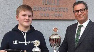 Pokalübergabe von Minister Peter Hauk (rechts) an Adrian Todt.
