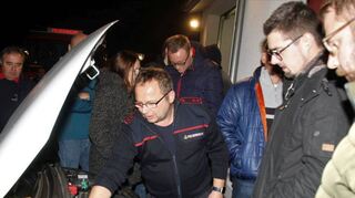 Referent Markus Pickel von der Freiwilligen Feuerwehr Bad Mergentheim, Abteilung Markelsheim, demonstrierte einige praktische Handgriffe bei Notfallmaßnahmen an einem E-Fahrzeug.