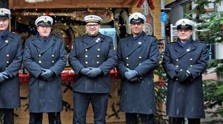 Eine Delegation des Tender Main engagiert sich wieder für den guten Zweck auf dem Weihnachtsmarkt.