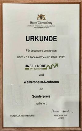 Die Urkunde für besondere Leistungen bekommt einen Ehrenplatz in Neubronn.