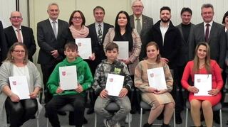 Bei der Einbürgerungsfeier in der Volksbank Walldürn bekamen acht Frauen und sieben Männer die Einbürgerungsurkunde überreicht.