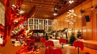 In und um die Wandelhalle können Besucher eine Vielfalt an potenziellen Weihnachtsgeschenken und verschiedene Leckereien erwerben.