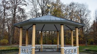 Der Halbmondpavillon im Schlosspark Bad Mergentheim erstrahlt in neuem Glanz.