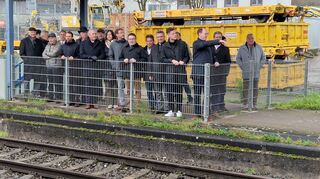 Die kommunalen Mandatsträger am "halben" Bahnhof in Königshofen.