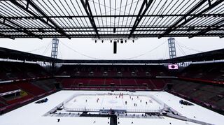 Am Samstag steigt wieder ein Eishockey-Freiluftspiel im Kölner Fußballstadion (Archivbild).