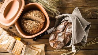 Bei einem Topf aus unglasierter Keramik nehmen die offenen Poren überschüssige Feuchtigkeit auf und geben sie bei Bedarf wieder an das Brot ab.
