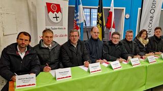 An einem Strang ziehen: Mit der Unterzeichnung des Positions- und Forderungskataloges zur Frankenbahn erhöhen den Druck auf Land und Bahn (von links) Bürgermeister Wolfram Bernhardt (Adelsheim), Bürgermeister-Stellvertreter Thomas Zemmel (Osterburken), die Bürgermeister Ralph Matousek (Rosenberg), Dr. Lukas Braun (Lauda-Königshofen), die beiden Landräte Christoph Schauder (Main-Tauber), Dr. Achim Brötel (Neckar-Odenwald) sowie die Bürgermeister Heidrun Beck (Boxberg), Benjamin Czernin (Ahorn), Joachim Markert (Grünsfeld) und Marcus Wessels (Wittighausen).