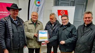 Die Landräte Dr. Brötel (rechts) und Schauder (Zweiter von rechts) und eine Abordnung der Bürgerinitiative bei der Übergabe von 5005 Unterschriften für eine „bessere“ Frankenbahn. Sie werden zeitnah an Verkehrsminister Winfried Herrmann überreicht.