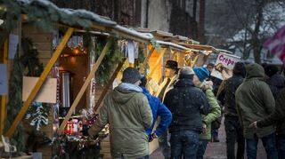 Der Kreuzgang des Klosters Bronnbach bei Schneefall: Der Weihnachtsmarkt findet traditionell am zweiten Adventswochenende statt.
