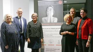 Gemeinsam ist ein Schlüsselwort, wenn es darum geht, häuslicher Gewalt zu begegnen. Gemeinsam setzen sich dafür der Förderverein Frauen- und Kinderschutzhaus, der Neckar-Odenwald-Kreis und die Polizei ein, repräsentiert durch Adelheid Knoll, Hans Becker, Uschi Heckmann, Angelika Bronner-Blatz, Reiner Pimpl und Elisabeth Sandel (von links) ein.