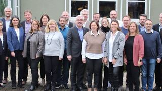 Vorstandsvorsitzender Michael Schneider (links) und Betriebsratsvorsitzender Daniel Wittmann (Dritter von links) im Kreise der Geehrten der Volksbank Main-Tauber.