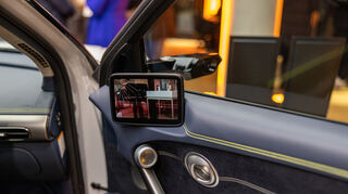 mid Frankfurt - Das Bild der Außenspiegelkamera wird in einem Monitor in der Tür angezeigt.