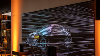 mid Frankfurt - Ein großer Bildschirm präsentiert digitale Inhalte und Daten der Produktpalette.