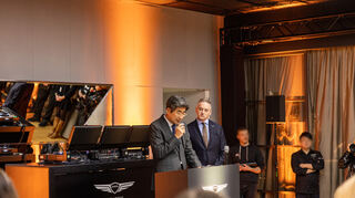 mid Frankfurt - Kyungseok Ko, koreanischer Generalkonsul und Lawrence Hamilton, Managing Director Genesis Motor Europe bei ihrer Eröffnungsrede.