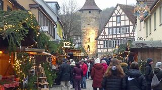 Beim Niederstettener Weihnachtsmarkt verwandelte sich die Stadtmitte in eine märchenhafte und glitzernde Kulisse.
