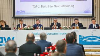 Auf dem Podium bei der NOW-Verbandsversammlung in Satteldorf: (von links) Blaufeldens Bürgermeisterin Petra Weber (stellvertretende Verbandsvorsitzende) , Leutenbachs Bürgermeister Jürgen Kiesl (stellvertretender Verbandsvorsitzender), Künzelsau Bürgermeister Stefan Neumann (Verbandsvorsitzender) und NOW-Geschäftsführer Dr. Jochen Damm sowie dessen Stellvertreter Simon Hechtel und Ralf Winter.
