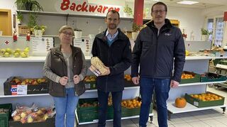Tatjana Maul, Bürgermeister Wolfram Bernhardt und DRK-Geschäftsführer Steffen Horvath (von links) hoffen auf Lebensmittelspenden.