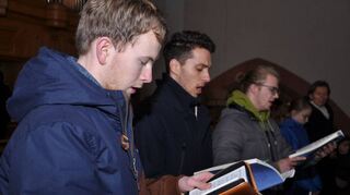 Silas Paul, Kevin Eichhorn und Tobias Fertig (von links) stimmten bekannte Adventslieder an.