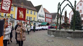 Von der Marienkirche ging es in einer feierlichen Prozession über den Marktplatz zum Münster.