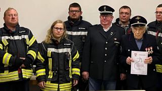 Heinrich Schimmel wurde für seine 75 Jahre Zugehörigkeit zur Feuerwehr Merchingen geehrt.