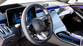 mid Groß-Gerau - Das AMG-Performance-Lenkrad mit dem markanten Doppelspeichen-Design und den fugenlos integrierten Schaltflächen trägt ebenfalls zum markentypischen Auftritt bei.