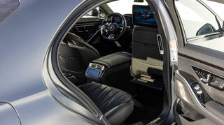 mid Groß-Gerau - Das Interieur der sportlichen Luxus-Limousine verbindet die hochwertigen Ausstattungen der S-Klasse mit AMG-spezifischen Elementen.