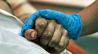 Händedruck im Krankenhaus: Hans-Albrecht Müller erlebt bei seinen Reisen in die Ukraine das Leid der Bevölkerung hautnah mit.