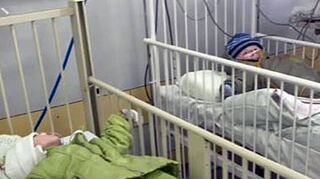Kinderheim ohne Wärme: Immer wieder fällt die Heizung aus; die Kleinsten müssen dick eingemummt schlafen.