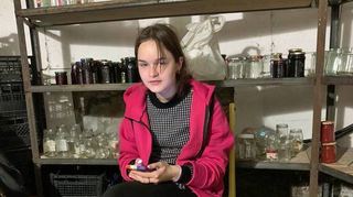 Wenn es Strom gibt – Schulunterricht per Handy im halbwegs sicheren Keller: Alltag für ukrainische Schülerinnen und Schülern.