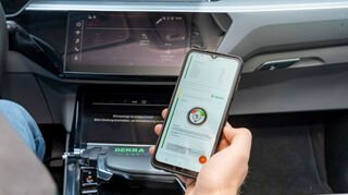 mid Groß-Gerau - Beim Schnelltest werden über die On-Board-Diagnose-Schnittstelle verschiedene Batteriekenndaten ausgelesen.