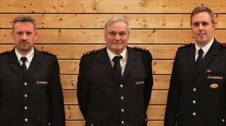 Theo Schreck (Mitte), der mehr als 15 Jahre Hauptkommandant der Freiwilligen Feuerwehr Königheim war, ist nun Ehrenkommandant.