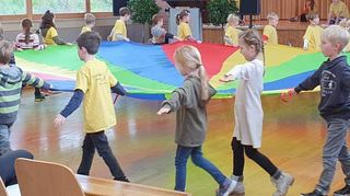 Die Kinder begrüßten die neue Schulleiterin mit einem Tanz.