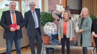 Offizielle Amtseinführung an der Erich-Kästner-Grundschule mit (von links): Christian Wamser, Alois Schmitt, Jessica Grimm (neue Schulleiterin), Bürgermeisterin Anette Schmidt und Carolin Krank (Elternbeiratsvorsitzende).