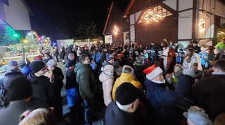 Besonders die Kleinen freuten sich beim Königheimer Weihnachtsmarkt über den Besuch es Nikolauses.