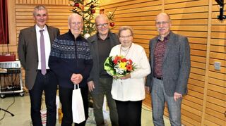 Ortsvorsteher Detlef Heidloff (links) und der Bürgermeisterstellvertreter Rainer Moritz (rechts) ehrten zusammen mit Ewald Lutz, Vorsitzender des evangelischen Kirchengemeinderats (Mitte), Hildegard Metzler und Otto Hofmann als älteste Besucher des Bürgernachmittags.
