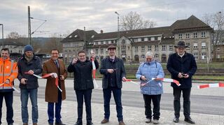 Grund zur Freude: Nach rund sieben Monaten Bauzeit wurde am Dienstag der fertiggestellte Park+Ride-Parkplatz am Bahnhof Lauda eröffnet. Darüber freuen sich (von rechts) Stadtbaumeister Tobias Blessing, Birgit Frei (Walter und Partner), Bürgermeister Dr. Lukas Braun, Landrat Christoph Schauder, Dr. Wolfgang Reinhart, Oliver Litterer (Tiefbauamt) sowie Sigmar Scherer und Michael Proksch (Konrad Bau).