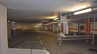 Blick in die Tiefgarage „Altstadt/Schloss“: Die Reinigungsarbeiten laufen auf Hochtouren – auch mit Dampf.