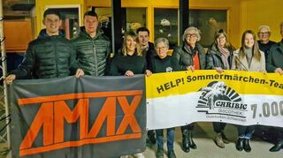 Ursula Heckmann, die Vorsitzende des Fördervereins des Frauen- und Kinderschutzhauses des Neckar-Odenwald-Kreises, nahm die Spende von „Help!“ gern entgegen. Mit dabei war auch Landrat Dr. Achim Brötel.