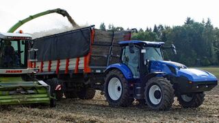 Der Biomethan-Traktor auf dem Feld in Aktion.