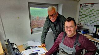 Eberhard Ehrmann (stehend) und Hans-Richard Haas, die Geschäftsführer der Biogasanlage auf der Tauberhöhe, zeigten sich positiv angetan von den Erfahrungen, die sie mit dem Biomethan-Traktor gemacht haben.