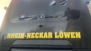 Der demolierte Bus der Löwen in Brüssel.