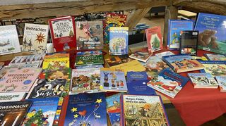Viele Büchereien in der Region haben zahlreiche Bücher zur Weihnachtszeit zum Ausleihen.