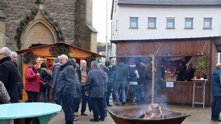 Am Lindenplatz in Merchingen findet am Sonntag seit langer Zeit wieder ein Weihnachtsmarkt statt.