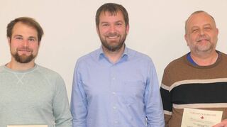 Reicholzheims Ortsvorsteher Sebastian Sturm ehrte bei der Ortschaftsratssitzung am Mittwoch die beiden Blutspender Thomas Oetzel (links) und Thomas Kettner.
